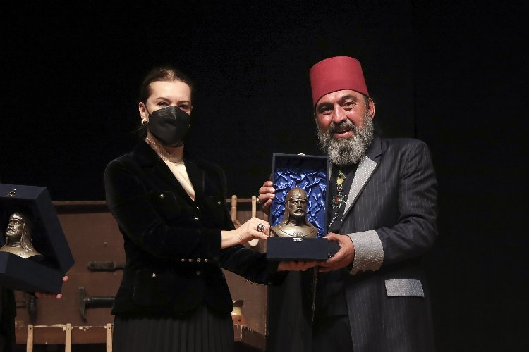 Yenilmez 'Usta' isimli oyunuyla DEÜ sahnesindeydi 
