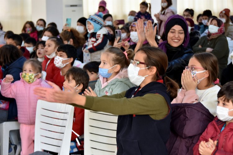 İzmir Aliağa'da çocuklar tiyatro ve sihirbaz gösterileri ile eğlendi 