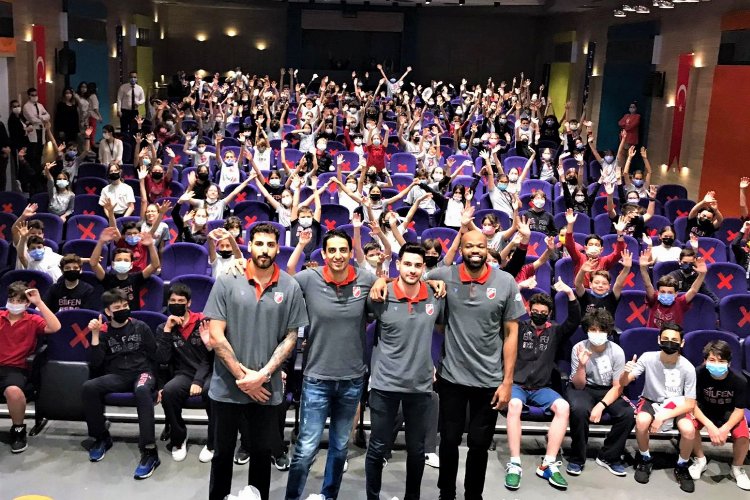 İzmir'de Bilfenli öğrenciler Karşıyakalı oyuncularla buluştu