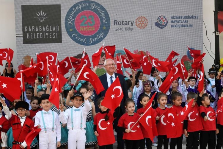 İzmir Karabağlar'da binlerce çocuk gönüllerince eğlendi 
