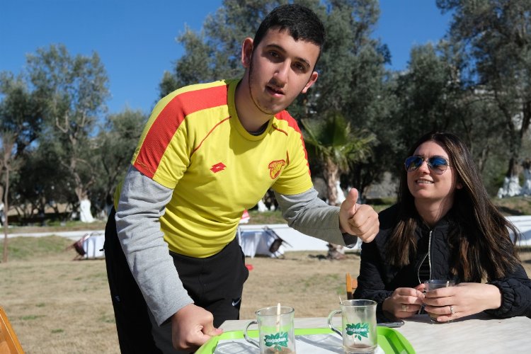 İzmir Narlıdere'de 'Zeytin Cafe' Berker ve annesine emanet 