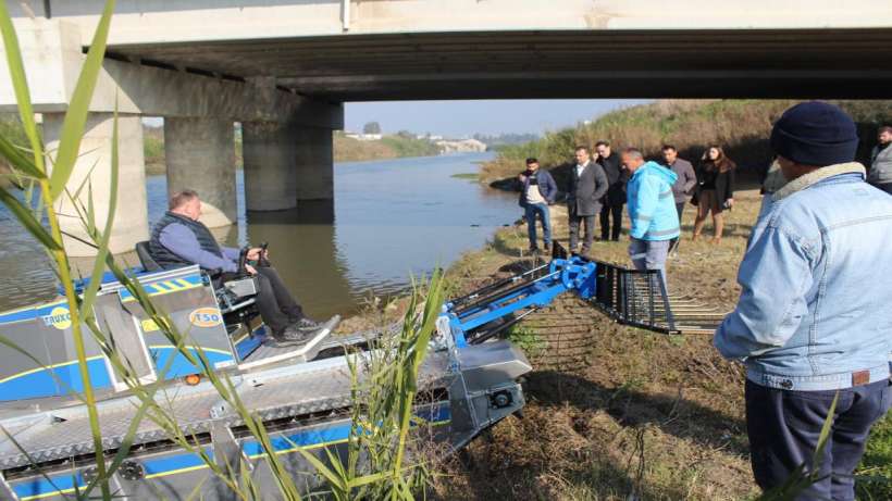 Asi Nehri, amfibik sulak alan taşıtı ile temizleniyor