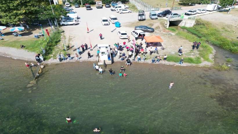 Eşme’de Sapanca Gölüne 100 Bin Sazan Salındı Eşme’de Sapanca Gölüne 100 Bin Sazan Salındı