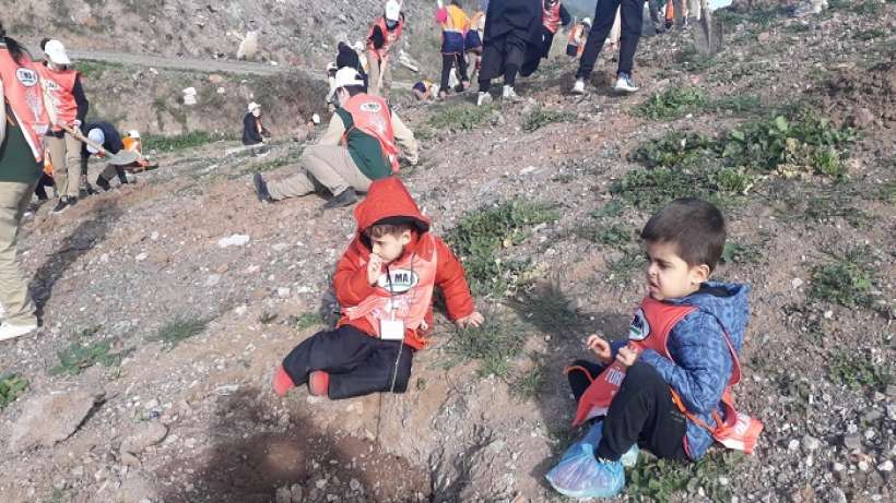 Minik eller 100 fidanı toprakla buluşturdu Minik eller 100 fidanı toprakla buluşturdu