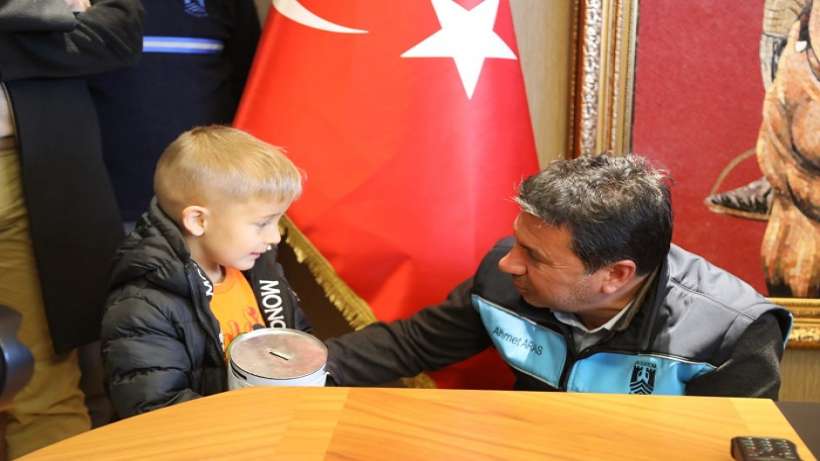 Minik Mehmet Ege, kumbarasındaki harçlığını Bbağışladı